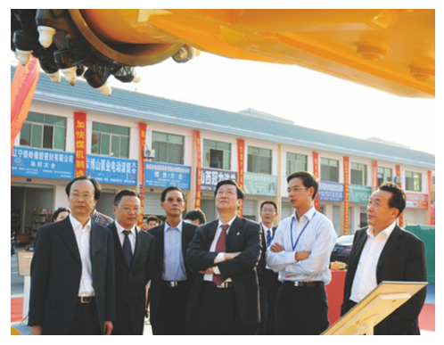 2008年9月中國煤炭工業(yè)協(xié)會(huì)第一副會(huì)長、黨委書記濮洪九在石華輝董事長陪同下視察公司展位